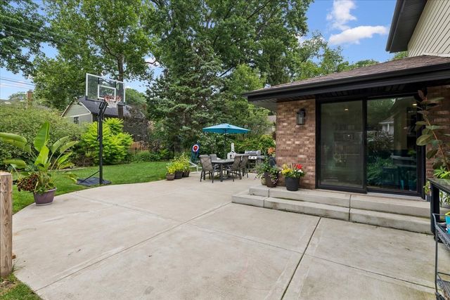 6940 N Mendota Avenue, Chicago, IL 60646