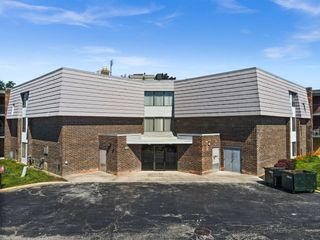 924 S Lake Court 105, Westmont, IL 60559