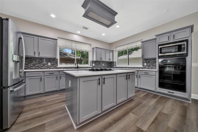11 Windledge Place, The Woodlands, TX 77381