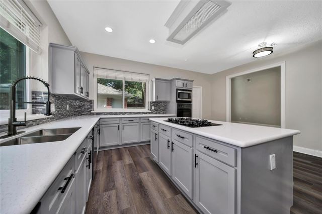 11 Windledge Place, The Woodlands, TX 77381