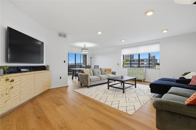 220 N Dithridge St 704, Oakland, PA 15213