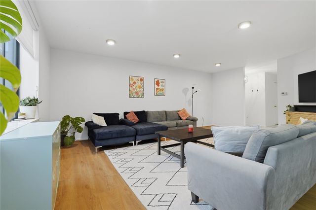 220 N Dithridge St 704, Oakland, PA 15213