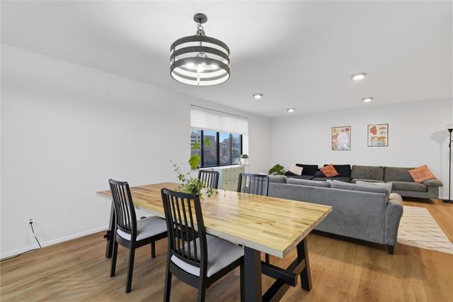 220 N Dithridge St 704, Oakland, PA 15213