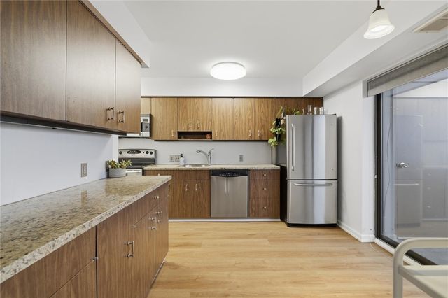 220 N Dithridge St 704, Oakland, PA 15213