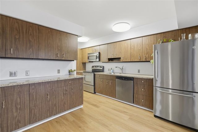 220 N Dithridge St 704, Oakland, PA 15213