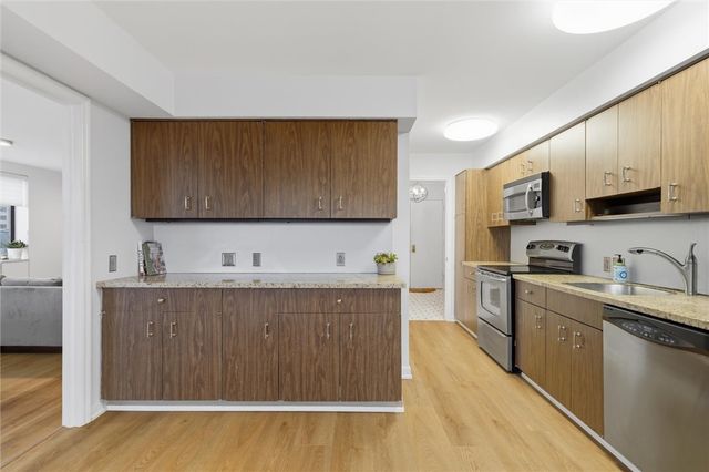 220 N Dithridge St 704, Oakland, PA 15213