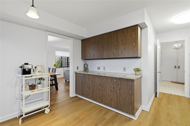 220 N Dithridge St 704, Oakland, PA 15213