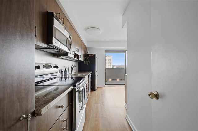 220 N Dithridge St 704, Oakland, PA 15213