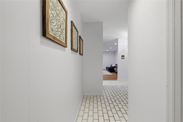 220 N Dithridge St 704, Oakland, PA 15213