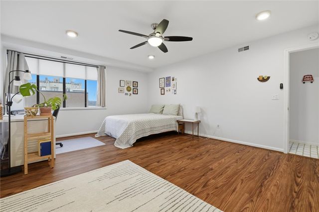 220 N Dithridge St 704, Oakland, PA 15213