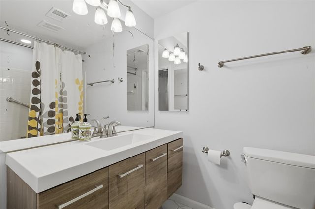 220 N Dithridge St 704, Oakland, PA 15213