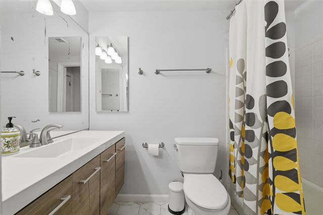 220 N Dithridge St 704, Oakland, PA 15213