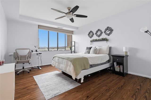 220 N Dithridge St 704, Oakland, PA 15213