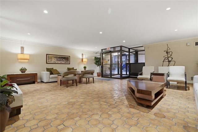 220 N Dithridge St 704, Oakland, PA 15213