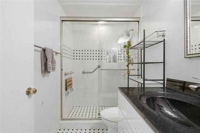 220 N Dithridge St 704, Oakland, PA 15213