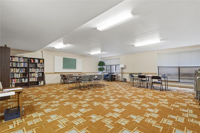 220 N Dithridge St 704, Oakland, PA 15213