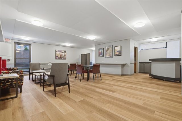 220 N Dithridge St 704, Oakland, PA 15213