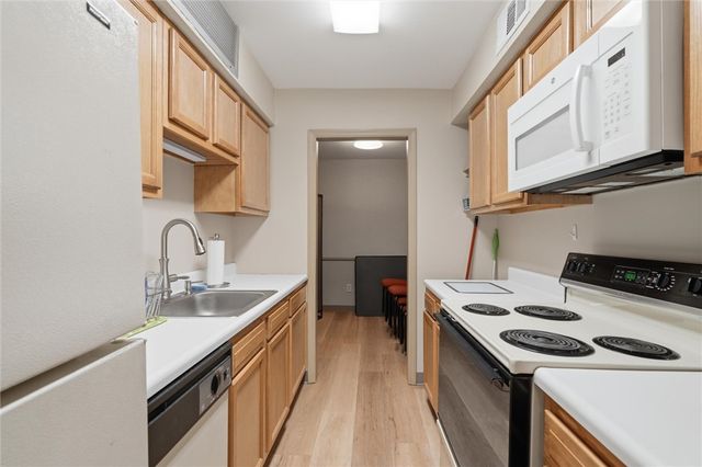 220 N Dithridge St 704, Oakland, PA 15213