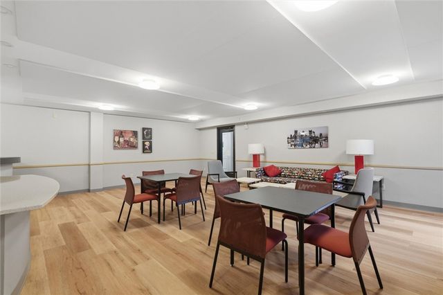 220 N Dithridge St 704, Oakland, PA 15213