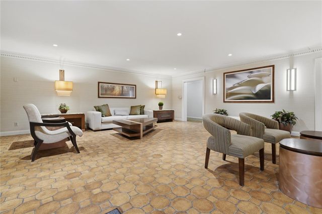 220 N Dithridge St 704, Oakland, PA 15213