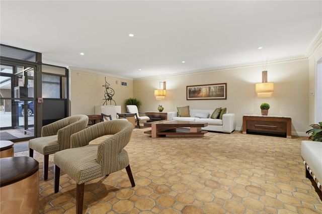 220 N Dithridge St 704, Oakland, PA 15213