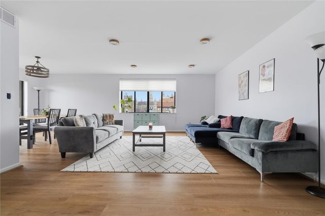 220 N Dithridge St 704, Oakland, PA 15213