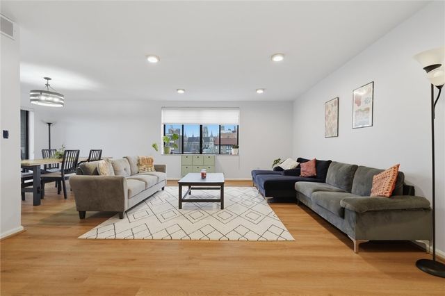 220 N Dithridge St 704, Oakland, PA 15213