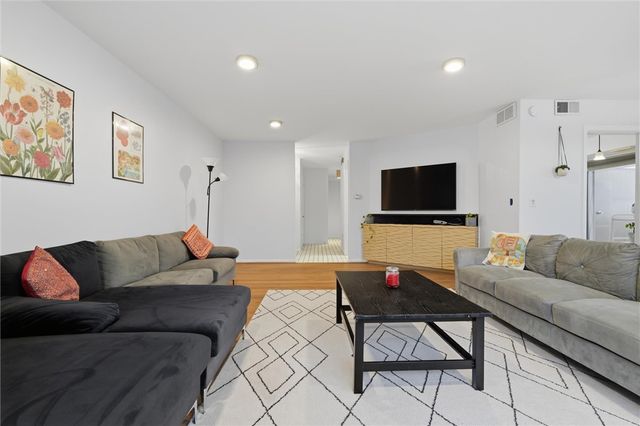 220 N Dithridge St 704, Oakland, PA 15213