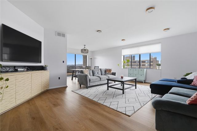 220 N Dithridge St 704, Oakland, PA 15213