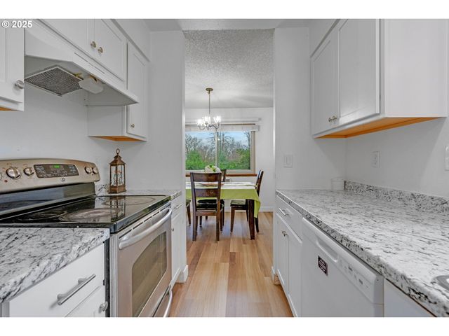 15946 Ne FREMONT St, Portland, OR 97230