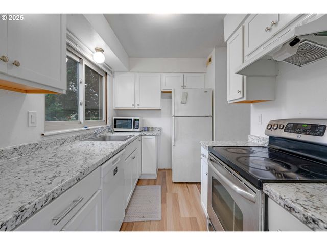 15946 Ne FREMONT St, Portland, OR 97230