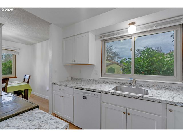 15946 Ne FREMONT St, Portland, OR 97230