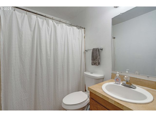 15946 Ne FREMONT St, Portland, OR 97230