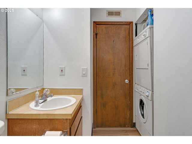 15946 Ne FREMONT St, Portland, OR 97230