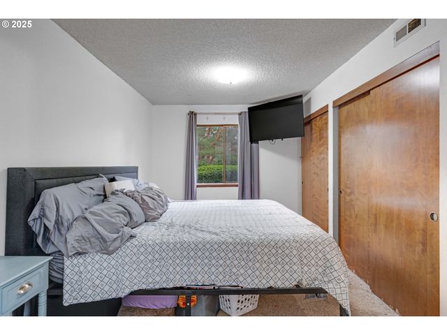 15946 Ne FREMONT St, Portland, OR 97230