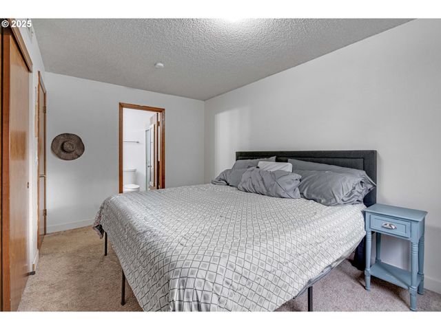 15946 Ne FREMONT St, Portland, OR 97230