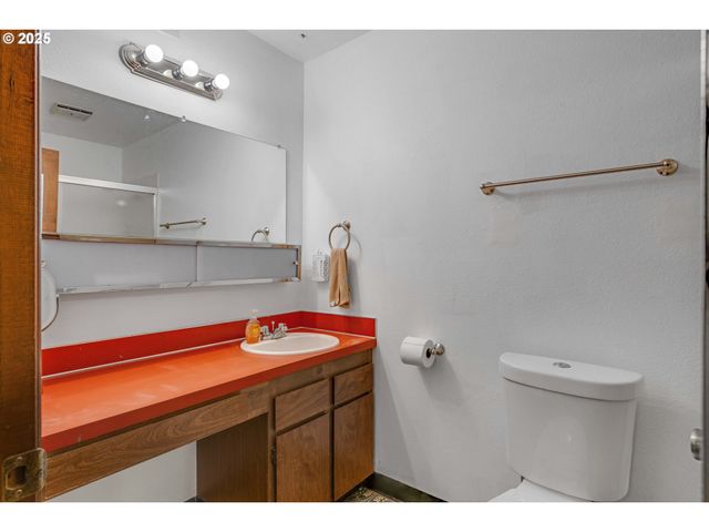 15946 Ne FREMONT St, Portland, OR 97230