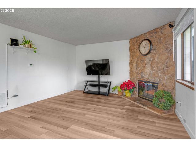 15946 Ne FREMONT St, Portland, OR 97230