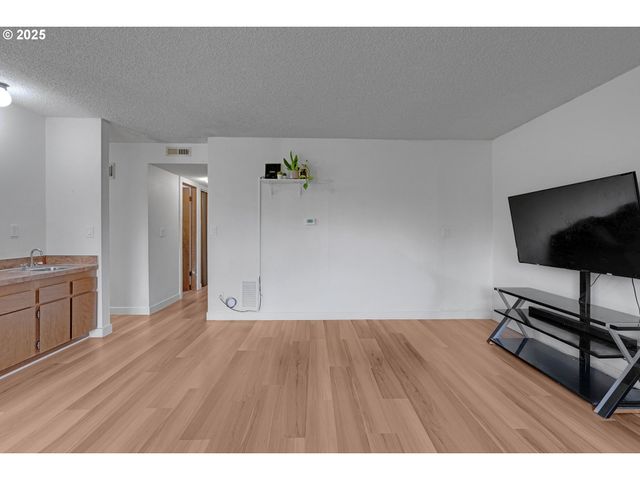 15946 Ne FREMONT St, Portland, OR 97230