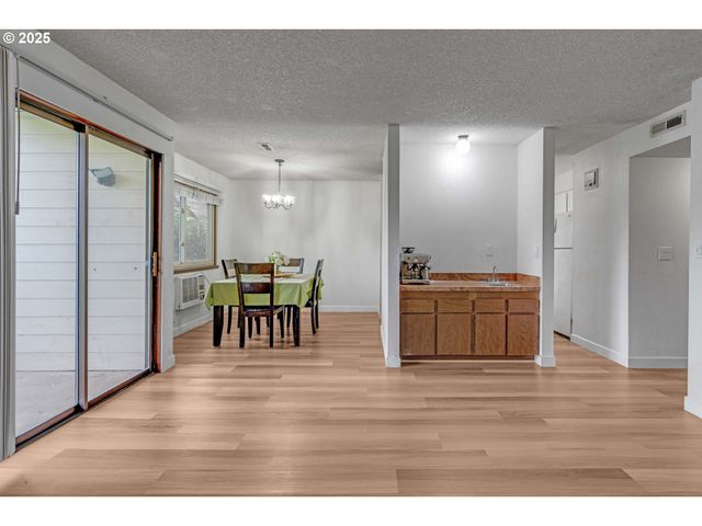 15946 Ne FREMONT St, Portland, OR 97230