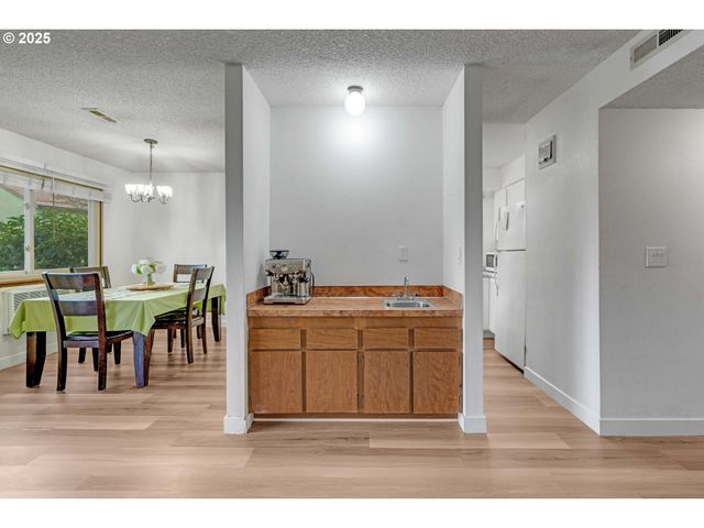 15946 Ne FREMONT St, Portland, OR 97230