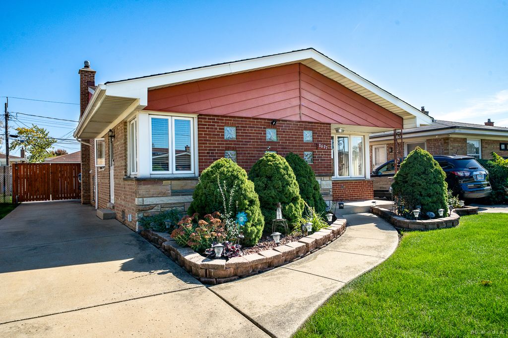8607 S Tripp Avenue, Chicago, IL 60652 — photo 2