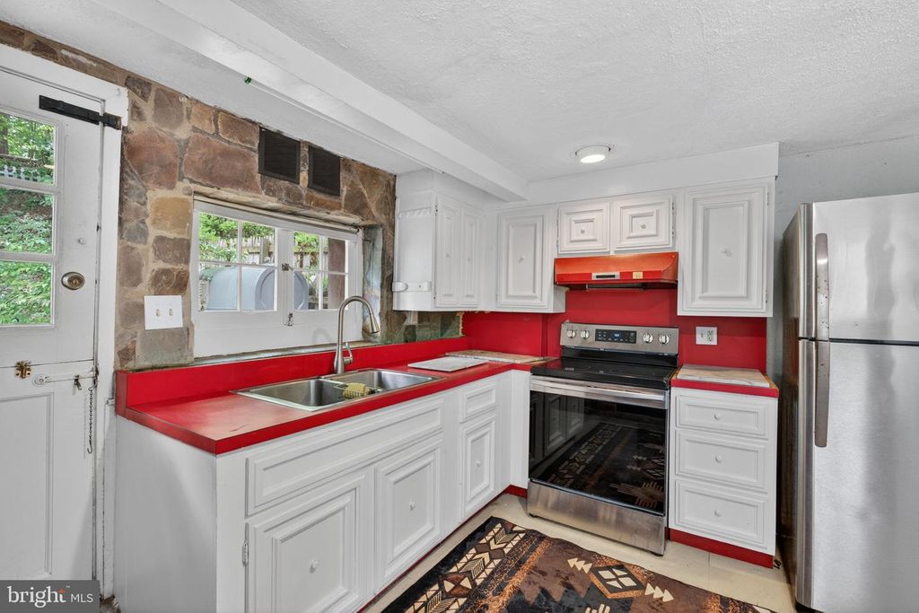 Image 10 of property listing at 5019 WETHEREDSVILLE RD, Baltimore, MD 21207