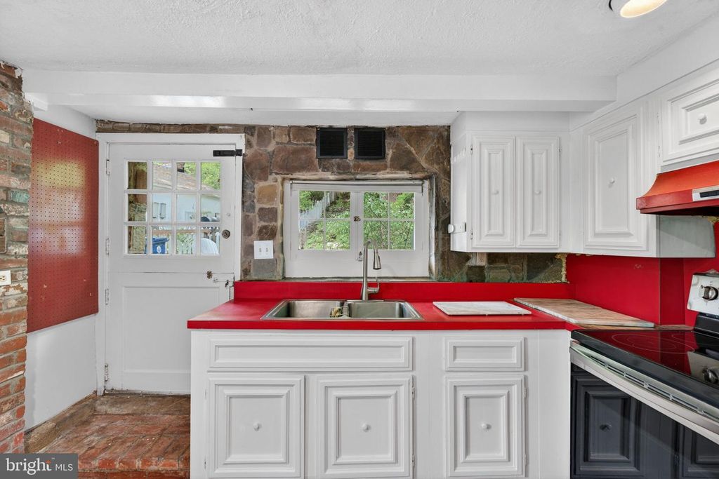 Image 13 of property listing at 5019 WETHEREDSVILLE RD, Baltimore, MD 21207