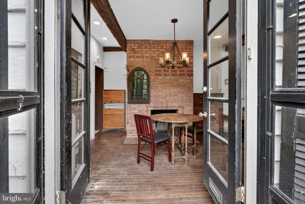 Image 2 of property listing at 5019 WETHEREDSVILLE RD, Baltimore, MD 21207