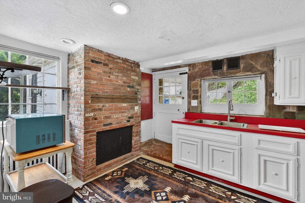 Image 9 of property listing at 5019 WETHEREDSVILLE RD, Baltimore, MD 21207