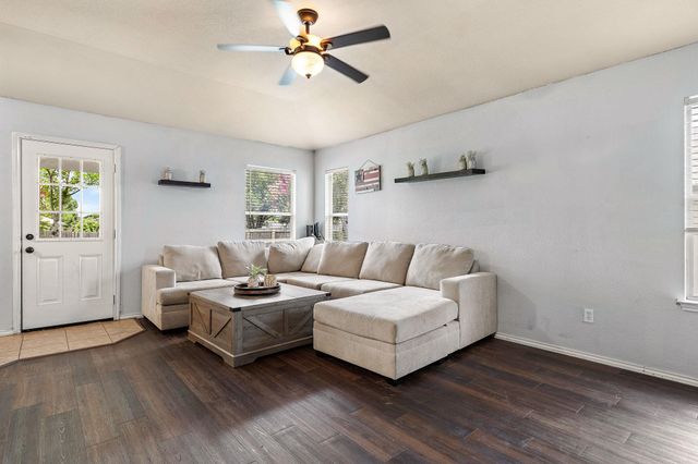 602 Creston ST, Hutto, TX 78634
