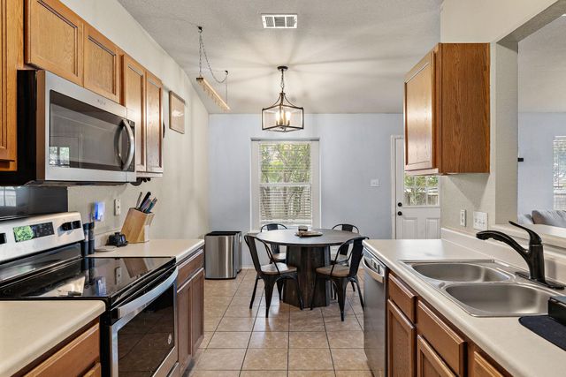 602 Creston ST, Hutto, TX 78634