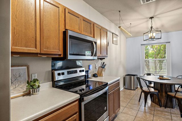 602 Creston ST, Hutto, TX 78634