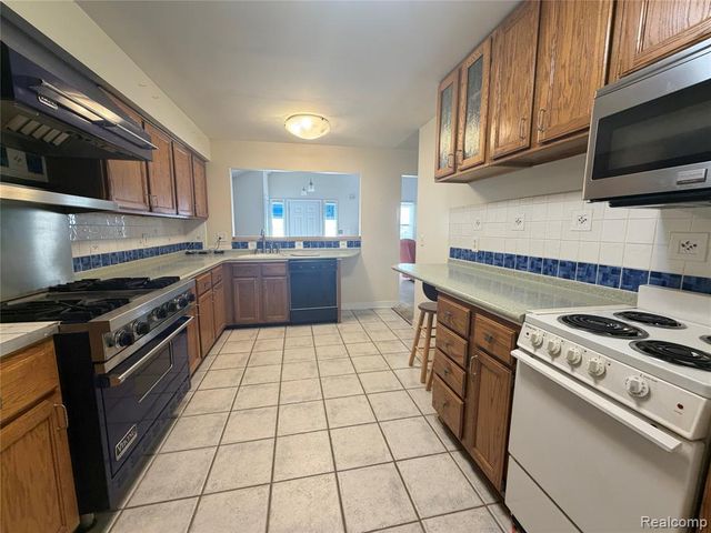 11 Oxford Court, Dearborn, MI 48124